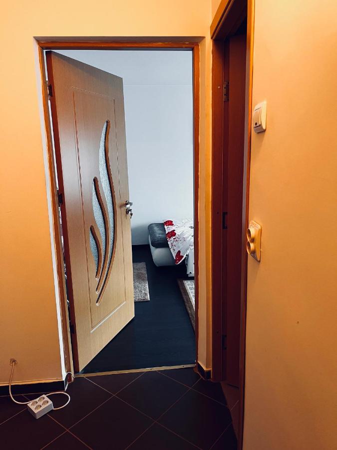 Lovely 1 Bedroom Apartment 큼홀룸그몰도베네스크 외부 사진